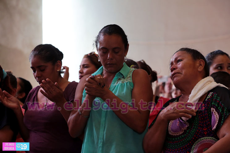 Miles de católicos participan de la bajada de la Sangre de Cristo